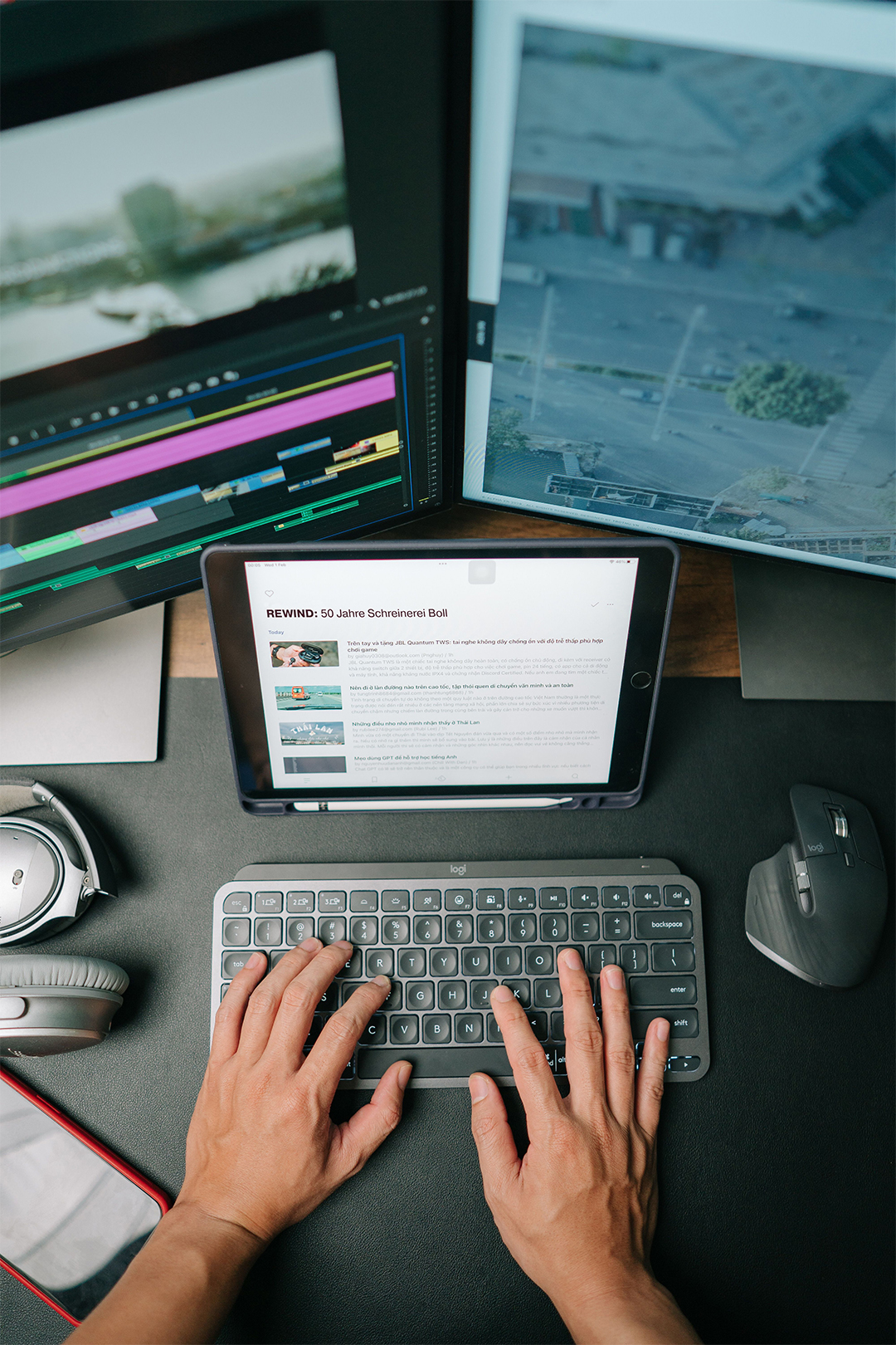 Videoschnitt-Arbeitsplatz mit zwei Monitoren und Tablet mit dem Projekt „REWIND: 50 Jahre Schreinerei Boll“