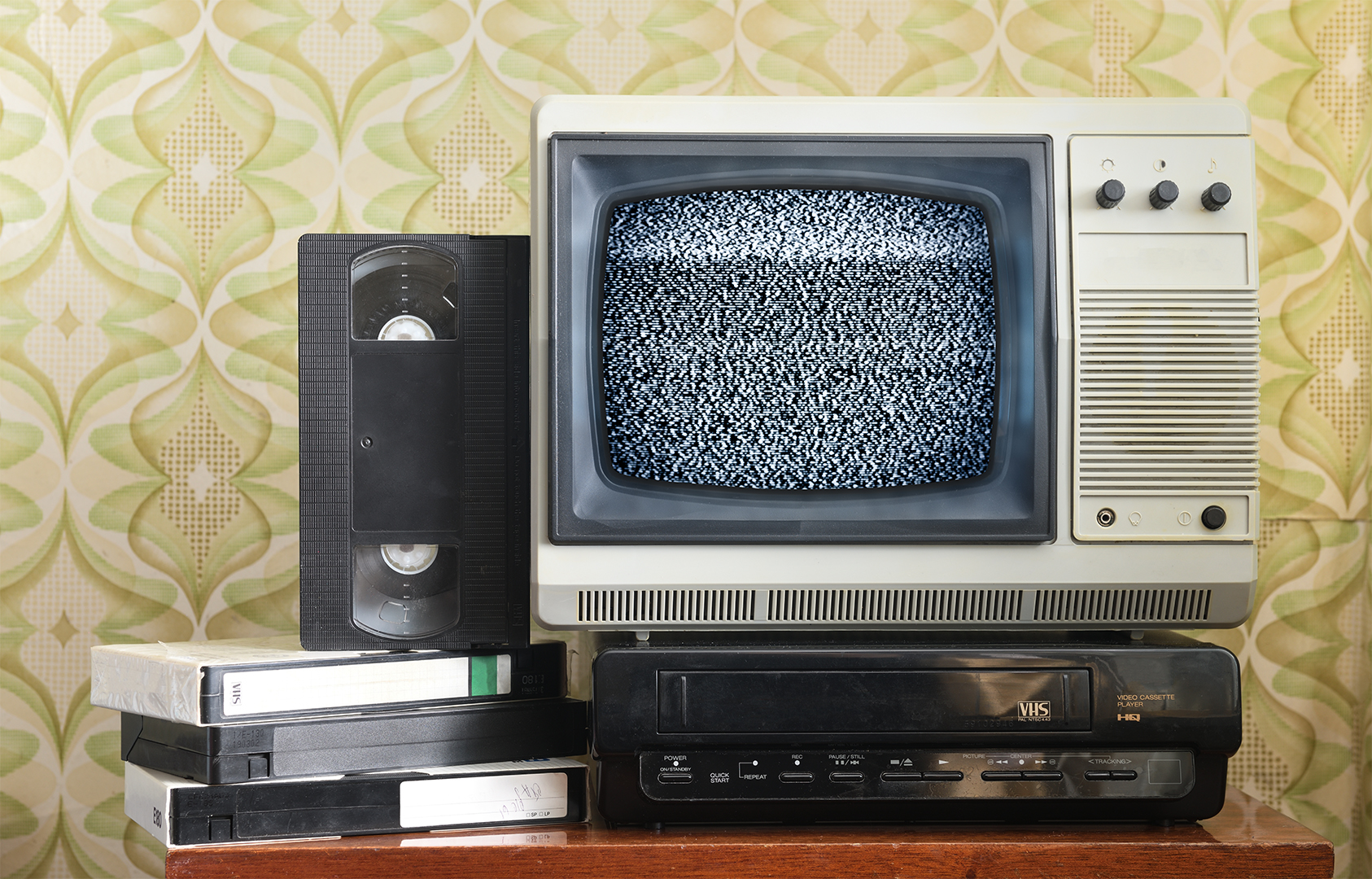 Gealterte Videokassetten im Firmenarchiv – jetzt digitalisieren, bevor das Band verschleißt