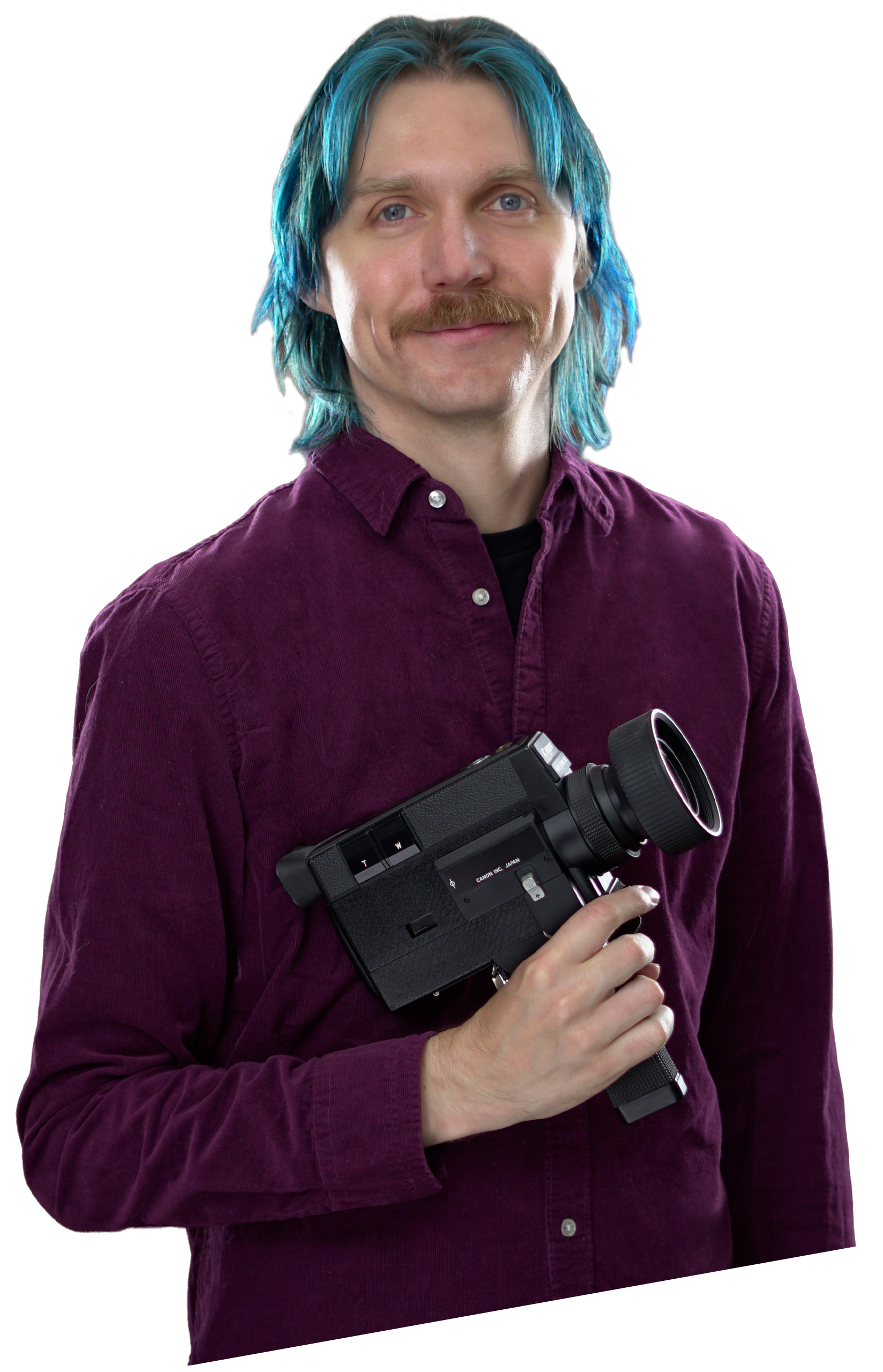 Tobias Jureczko, Mediengestalter Bild und Ton und Gründer von REWIND, mit blauen Haaren und weinrotem Hemd, hält eine Super-8-Filmkamera von Canon in der Hand